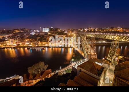 Nachtansicht der gewölbten Luis I Brücke mit niedriger Ebene Straße und eine Metro-Linie auf hoher Ebene zwischen Porto und Vila Nova de Gaia Städte in Portugal Stockfoto