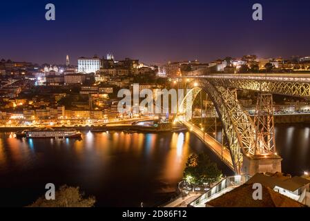 Nachtansicht der gewölbten Luis I Brücke mit niedriger Ebene Straße und eine Metro-Linie auf hoher Ebene zwischen Porto und Vila Nova de Gaia Städte in Portugal Stockfoto