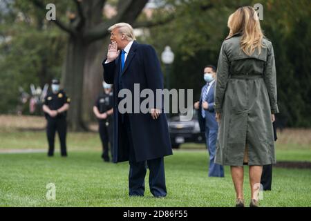 Washington, Usa. Oktober 2020. Präsident Donald Trump und First Lady Melania Trump verlassen das Weiße Haus für die letzte Wahlkampfwoche am Dienstag, den 27. Oktober 2020 in Washington, DC. Die Nationalwahl findet am 3. November statt. Foto von Jim Lo Scalzo Kredit: UPI/Alamy Live Nachrichten Stockfoto