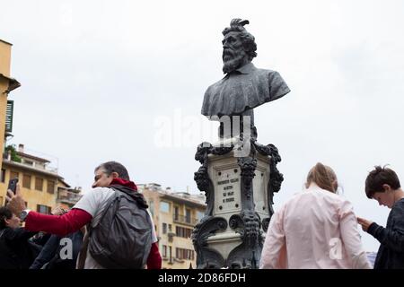 Florenz, Toskana, Italien - 03. Mai 2018: Menschen auf der Goldsmiths Bridge/ Ponte Vecchio. Florenz im Mai, Stadt voller Touristen. Stockfoto