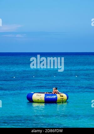 Schweben Sie am Doctor's Cave Beach, Montego Bay, Saint James Parish, Jamaica Stockfoto