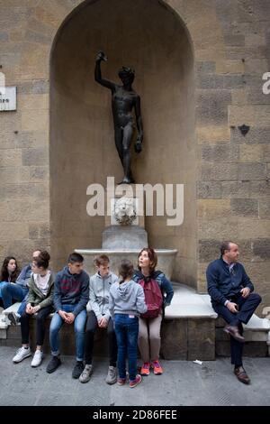 Florenz, Toskana, Italien - 03. Mai 2018: Menschen auf der Goldsmiths Bridge/ Ponte Vecchio. Florenz im Mai, Stadt voller Touristen. Stockfoto