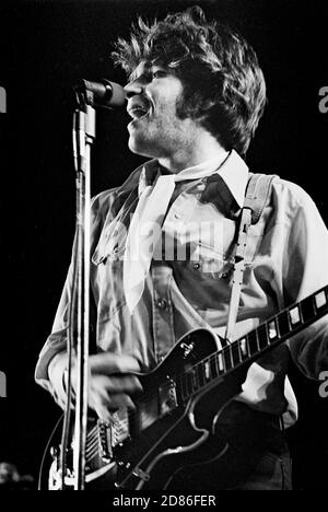 ROTTERDAM, NIEDERLANDE: John Fogerty von Creedence Clearwater Revival spielt im April 1970 live in Rotterdam, Holland. (Foto von Gijsbert Hanekriot) Stockfoto