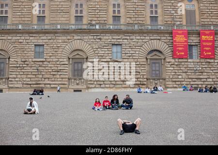 Florenz, Toskana, Italien - 03. Mai 2018: Menschen auf der Goldsmiths Bridge/ Ponte Vecchio. Florenz im Mai, Stadt voller Touristen. Stockfoto