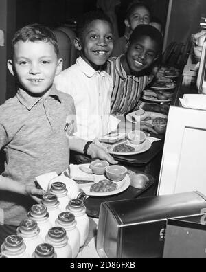 Schüler in der Reihe an der Finzer Grundschule mit Lunchtabletts mit einer ausgewogenen Mahlzeit durch das National School Lunch Program, Louisville, KY, 1967. (Foto: United States Department of Agriculture/RBM Vintage Images) Stockfoto