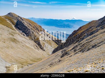 Monte Velino (Abruzzen, Italien) - die schöne Landschaft Gipfel des Monte Velino, einer der höchsten Gipfel des Apennin mit seinen 2487 Metern. Stockfoto