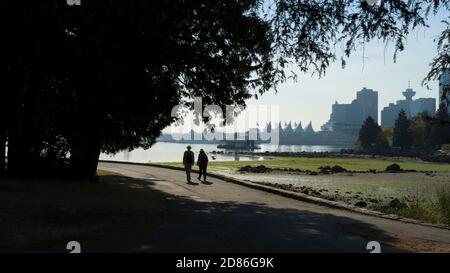 Paar zu Fuß entlang der Pfad, Stanley Park Seawall Walk, Stanley Park, Vancouver, Lower Mainland, British Columbia, Kanada Stockfoto