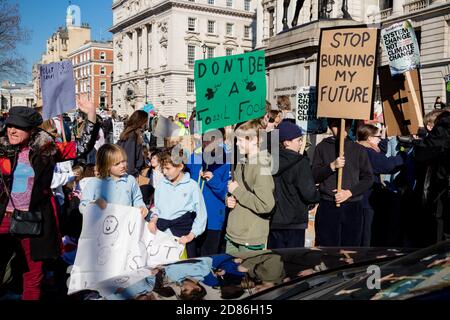 London, Großbritannien 15. Februar 2019:- Streikende Kinder im schulpflichtigen Alter im Zentrum von London über den Klimawandel Whitehall in der Nähe der Downing Street Stockfoto