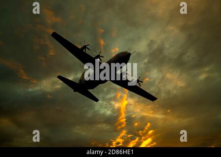 C-130 HERCULES RAF Flugzeug silhouetted gegen Himmel Stockfoto