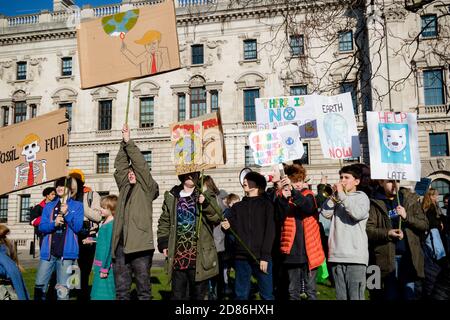 London, Großbritannien, 15. Februar 2019:- Streikende Kinder im schulpflichtigen Alter im Zentrum von London wegen des Klimawandels mit Plakaten Stockfoto