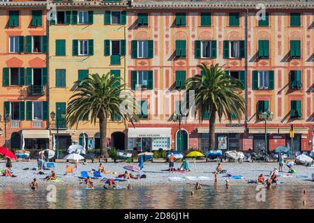 Santa Maria Ligure, Italien. 21. August 2020: Strand mit Touristen und Gebäuden Fassade in der berühmten Ferienort in Norditalien. Mittelmeer Stockfoto