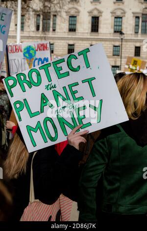 London, UK, Großbritannien 15. Februar 2019:- Streikende Kinder im schulpflichtigen Alter im Zentrum von London wegen des Klimawandels mit einem Plakat Stockfoto