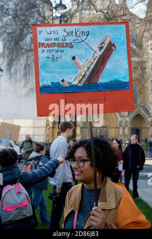 London, UK, Großbritannien 15. Februar 2019:- Streikende Kinder im schulpflichtigen Alter im Zentrum von London wegen des Klimawandels mit einem Plakat Stockfoto