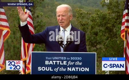 Warm Springs, Georgia, USA. Oktober 2020. Bildschirmfoto aus der C-SPAN-Berichterstattung über den demokratischen Präsidentschaftskandidaten, Vizepräsident JOE BIDEN, der eine Rede in derselben Stadt hielt, die Präsident Franklin Delano Roosevelt besuchte, um das Thermalwasser zu nehmen, um seine Polio-Symptome zu lindern. Kredit: C-span/ZUMA Wire/Alamy Live Nachrichten Stockfoto