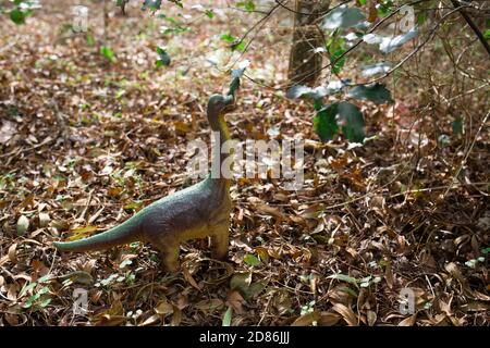 Ein Plastikdinosaurier-Modell im Freien Stockfoto