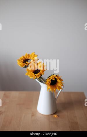 Minimalistische Sonnenblumen auf dem Tisch Stockfoto