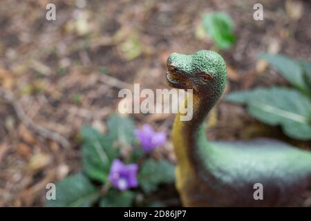 Ein Plastikdinosaurier-Modell im Freien Stockfoto