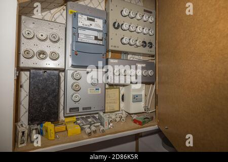 Nahaufnahme einer alten Schalttafel im Retro-Stil, die mit altmodischen Sicherheitssteckern ausgestattet ist. Strom. Leistung. Stockfoto