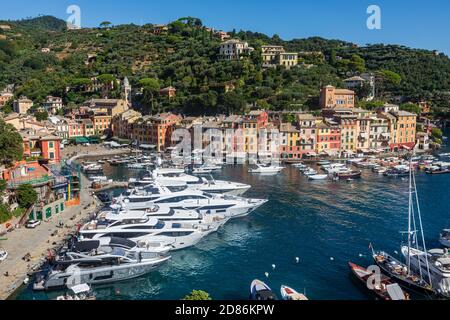 Portofino, Italien. 21. August 2020: Panorama-Luftaufnahme von Portofino, berühmte touristische Stadt in Norditalien. Luxusboote. Charakteristische Gebäude Stockfoto