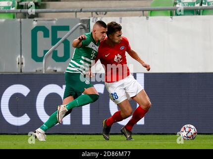 BUDAPEST, UNGARN - 29. SEPTEMBER: (l-r) Oleksandr Zubkov von Ferencvarosi TC kämpft mit Kristoffer Haugen von Molde FK während der UEFA Champions League Play-offs Second Leg Spiel zwischen Ferencvarosi TC und Molde FK im Ferencvaros Stadion am 29. September 2020 in Budapest, Ungarn um den Ball. Stockfoto