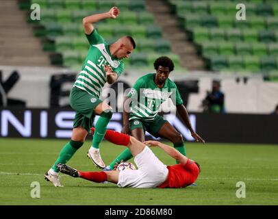 BUDAPEST, UNGARN - SEPTEMBER 29: (l-r) Oleksandr Zubkov von Ferencvarosi TC und Somalia von Ferencvarosi TC kämpft während der UEFA Champions League Play-offs Second Leg Spiel zwischen Ferencvarosi TC und Molde FK im Ferencvaros Stadion am 29. September 2020 in Budapest, Ungarn um den Ball mit Martin Ellingsen von Molde FK. Stockfoto