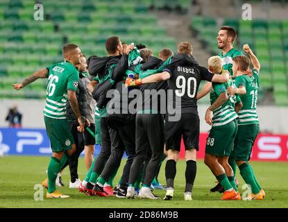 BUDAPEST, UNGARN - 29. SEPTEMBER: Die Mannschaften von Ferencvarosi TC feiern das Qualifying für die Gruppenphase während des UEFA Champions League Play-offs Second Leg Match zwischen Ferencvarosi TC und Molde FK am Ferencvaros Stadion am 29. September 2020 in Budapest, Ungarn. Stockfoto