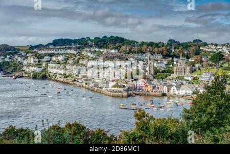 Ein Blick über die Fowey Mündung von der Hall Walk von Bodinnick nach Pont nehmen in den meisten Fowey Stadt, Wasser und Boote an einem schönen Herbsttag. Stockfoto