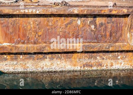 Rosty Metall alten Industriehafen Kai Nahaufnahme, Reflexionen auf dem Meerwasser. Stockfoto