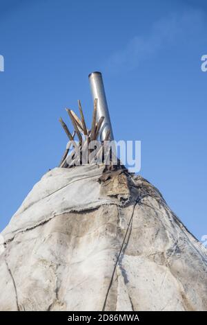 Rauchkamin auf der Oberseite eines Chum (traditionelles Nenet-Zelt mit Rentierfellen bedeckt), Jamal-Nenets Autonomous Okrug, Russland Stockfoto