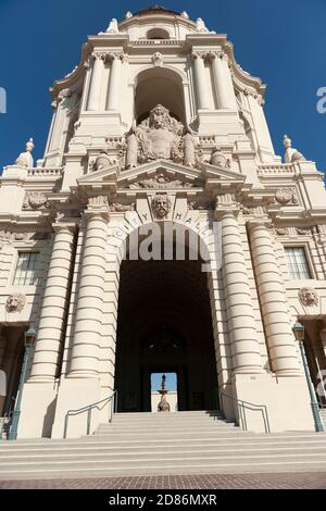 Pasadena USA   4. Oktober 2015; Rathaus in Mediterranean Revival und Spanish Colonial Revival Styles architektonisch reich verzierten Haupteingang Ost Turm Stockfoto