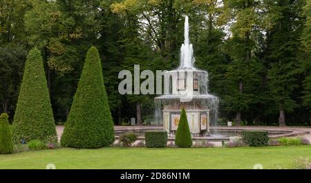 Römerbrunnen im Schloss Peterhof und in den Gärten. Petergof, Sankt Petersburg, Russland. Stockfoto