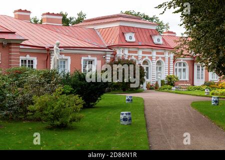 Schloss Monplaisir und Gärten im Schloss Peterhof. Petergof, Sankt Petersburg, Russland. Stockfoto