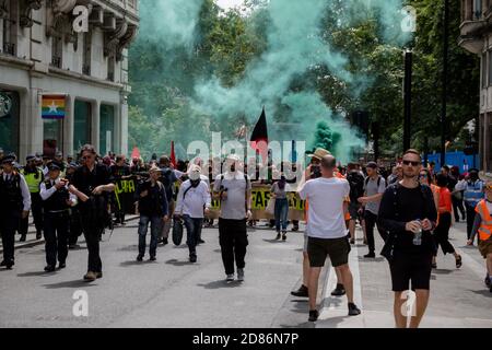 London, Großbritannien, 3. August 2019:- antifaschistische Demonstranten lassen in einem marsch gegen eine Kundgebung von Anhängern der Form Rauchbomben ab Stockfoto