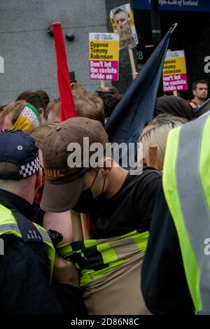 London, Großbritannien, 3. August 2019:- Polizei drängt gegen einen fazistischen Protertenten im Zentrum von London Stockfoto