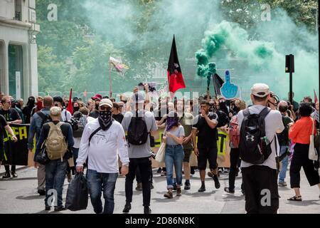 London, Großbritannien, 3. August 2019:- antifaschistische Demonstranten lassen in einem marsch gegen eine Kundgebung von Anhängern der Form Rauchbomben ab Stockfoto