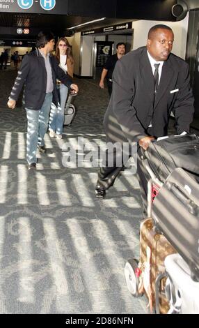 Elizabeth Hurley und Freund Arun Nayar kommen am Miami International Airport an, 25/05 [[cad]] Stockfoto