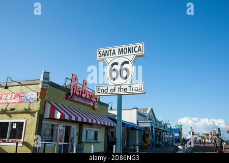 Los Angeles USA  6. Oktober 2015; Route 66 Santa Monica End of Trail Schild und Pier Burger Neon unter blauem Himmel Stockfoto