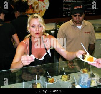 Eiskönigin Nicolette Sheridan servierte einige Köstlichkeiten auf der 4. Jährlichen weltweit größten Eiscreme-Kuchen Social in Burbank, Ca, um die Make-A-Wish Foundation¨ in der Cold Stone Creamery zu unterstützen. Nicolette fütterte sogar 5 Jahre alten Fan Karri Bolton Schokoladeneis. 25/05 [[rac]] Stockfoto