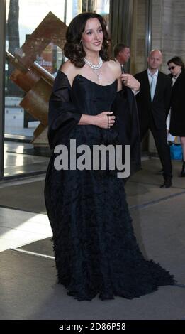 Jennifer Beals kommt für die Film Society of Lincoln Center zu Ehren der zweimaligen Oscar-Preisträgerin Dustin Hoffman bei ihrer jährlichen Gala-Hommage, Avery Fisher Hall, NYC 18/05 [[Mai]] Stockfoto