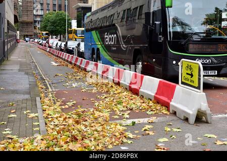 Pop-up-Radwege erstellt, um Fahrradreisen aufgrund von covid zu fördern, aber verursacht Verkehrsstaus, mehr Verschmutzung Bristol A38 Lewins Mead, Großbritannien Stockfoto