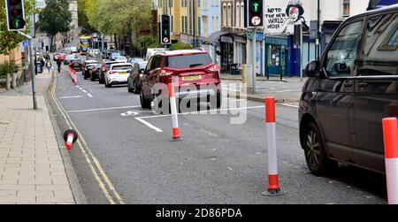Pop-up-Radwege erstellt, um Fahrradreisen aufgrund von covid zu fördern, aber verursacht Verkehrsstaus, mehr Verschmutzung Bristol Upper Maudlin St, Großbritannien Stockfoto