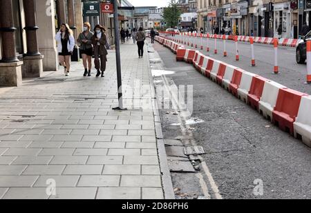 Pop-up-Radwege und Straßenbelag Erweiterung geschaffen, um Fahrradfahren aufgrund von covid zu fördern, aber verursacht Verkehrsstaus, mehr Verschmutzung Bristol Quee Stockfoto
