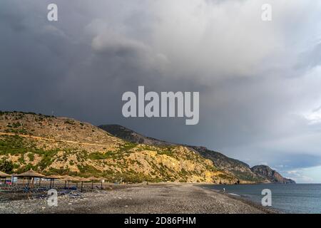 Ein Gewitter zieht auf am Strand von Sougia im Süden von Kreta, Griechenland, Europa am Strand in Sougia, Kreta, Griechenland, Griechenland, Stockfoto