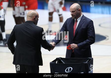 Bologna, Italien. Oktober 2020. 21/10/2020 - Aleksandar Djordjevic, Chefcoah von Virtus Segafredo Bologna und Zvezdan Mitrovic, Cheftrainer von AS Monaco (R) während des Eurocup-Spiels Virtus Segafredo Bologna gegen AS Monaco - Foto Michele Nucci/LM Credit: Michele Nucci/LPS/ZUMA Wire/Alamy Live News Stockfoto