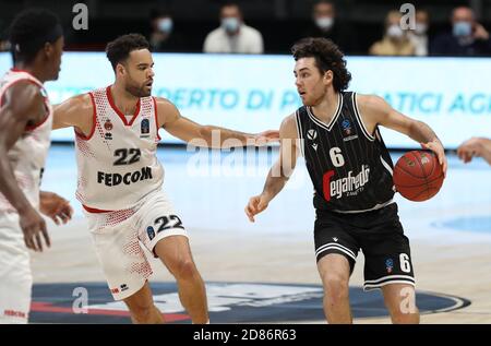 21/10/2020 - Alessandro Pajola von Virtus Segafredo Bologna während der Eurocup Spiel Virtus Segafredo Bologna gegen AS Monaco (R) in Aktion durch C vereitelt Stockfoto