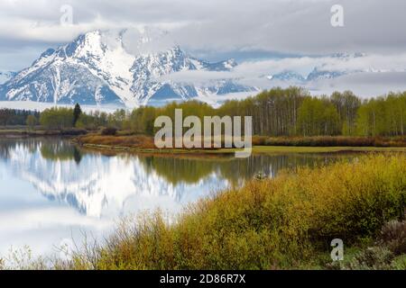 Nebelschichten brechen um Mount Moran über dem Oxbow Bend des Snake River. Grand Teton National Park, Wyoming Stockfoto