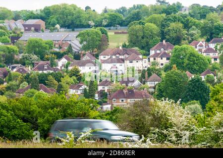 Ein bewegungsunscharfes Auto, das über Farthing Downs fährt, ein Gebiet mit offenem Raum im Besitz der Stadt, das Teil des Grüngürtellandes im Süden Londons ist. Stockfoto
