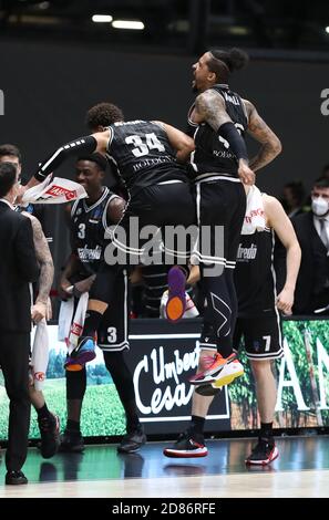 Bologna, Italien. Oktober 2020. 21/10/2020 - Vince Hunter und Kyle Weems von Virtus Segafredo jubilieren am Ende des Eurocup-Spiels Virtus Segafredo Bologna gegen AS Monaco - Photo Michele Nucci /LM Credit: Michele Nucci/LPS/ZUMA Wire/Alamy Live News Stockfoto