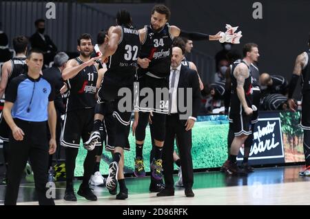 Bologna, Italien. Oktober 2020. 21/10/2020 - Vince Hunter und Kyle Weems von Virtus Segafredo jubilieren am Ende des Eurocup-Spiels Virtus Segafredo Bologna gegen AS Monaco - Photo Michele Nucci /LM Credit: Michele Nucci/LPS/ZUMA Wire/Alamy Live News Stockfoto