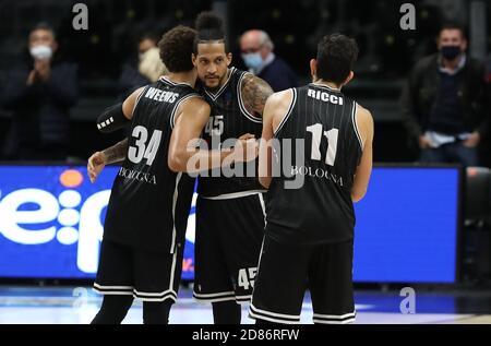 Bologna, Italien. Oktober 2020. 21/10/2020 - Kyle Weems von Virtus Segafredo Bologna jubiliert mit Teamkollegen am Ende des Eurocup-Spiels Virtus Segafredo Bologna gegen AS Monaco - Foto Michele Nucci /LM Credit: Michele Nucci/LPS/ZUMA Wire/Alamy Live News Stockfoto